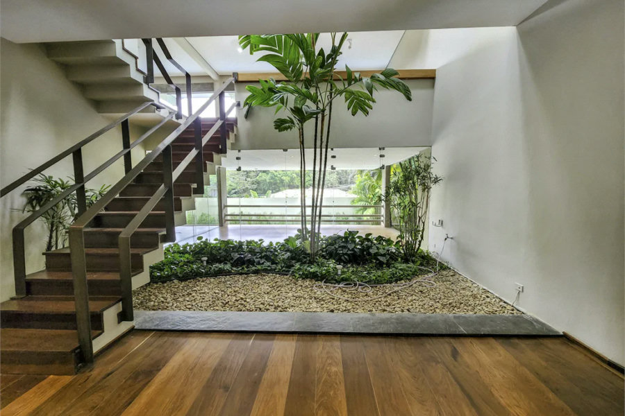 CASA EM RUA FECHADA NA REGIÃO DO MORUMBI / REGIÃO DO CLUBE PAINEIRAS