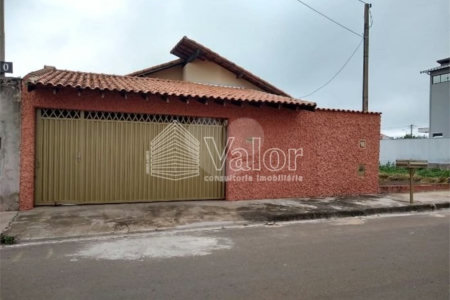 Casa Térrea com 3 dormitórios, sendo 1 suíte.