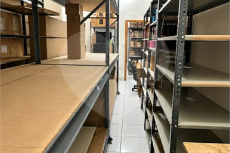 Imóvel comercial de 149 m² em Rudge Ramos, com pé-direito de 6 m, 3 vagas e localização estratégica. Excelente opção para investidores e negócios.