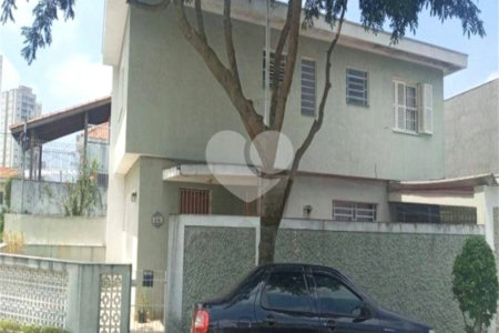Sobrado à Venda com 150m², 3 Dormitórios, Suíte e Quintal