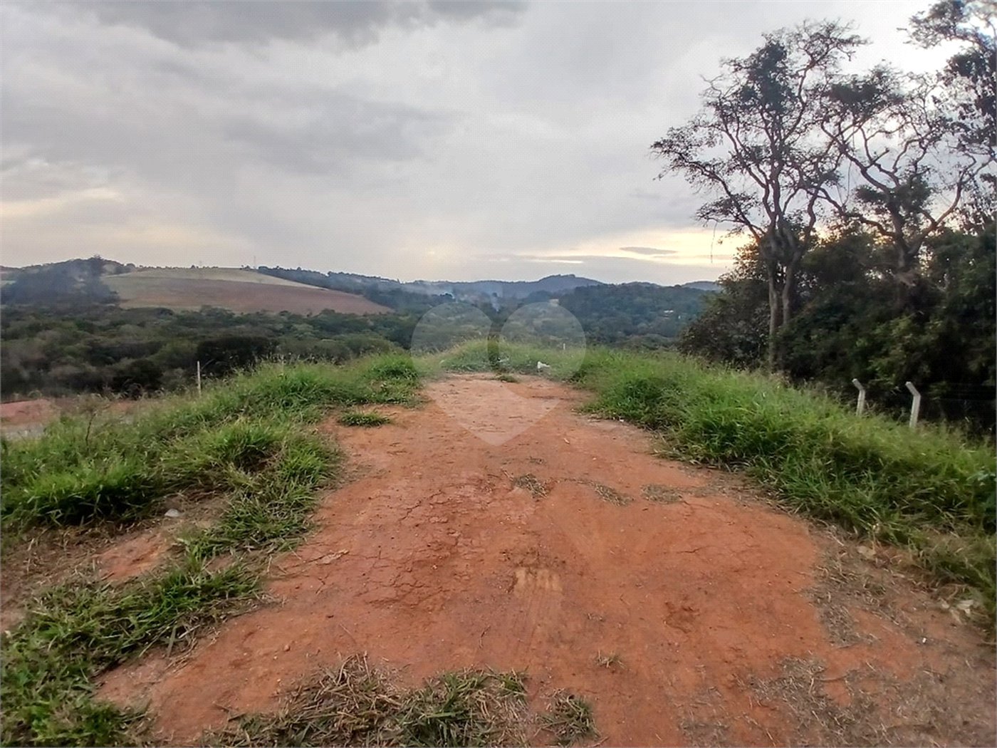 Lote com 561,86 m² à Venda em Condomínio Fechado
