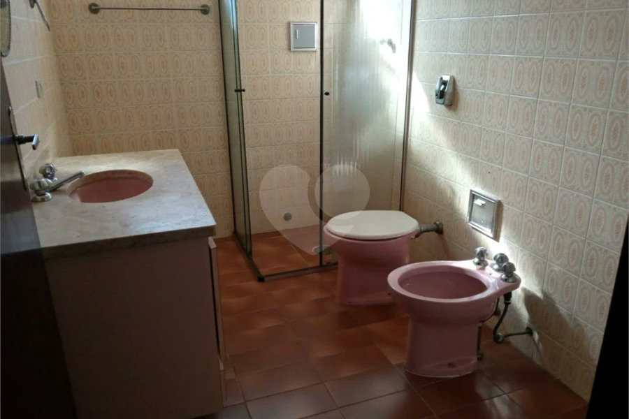 Casa com 4 dormitórios e 4 vagas.