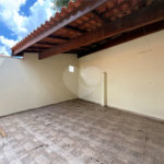 Casa térrea em Atibaia com 2 dormitórios, 2 vagas de garagem, quintal nos fundos, aceita financiamento
