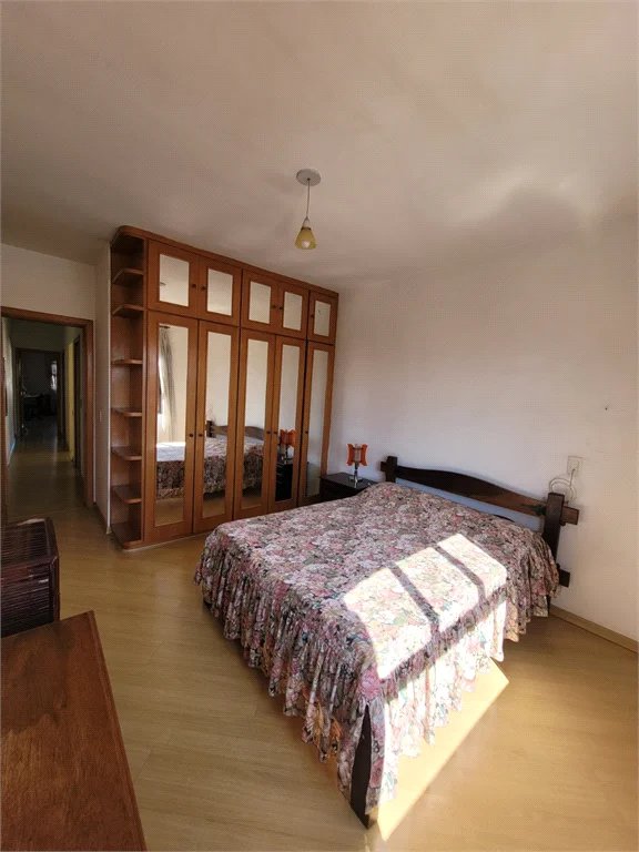 Sobrado à venda 3 quartos, 1 suíte e 2 vagas na Granja Viana