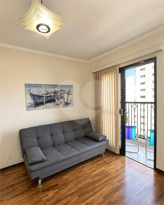 Apartamento á venda no centro com dois dormitórios e sacada.