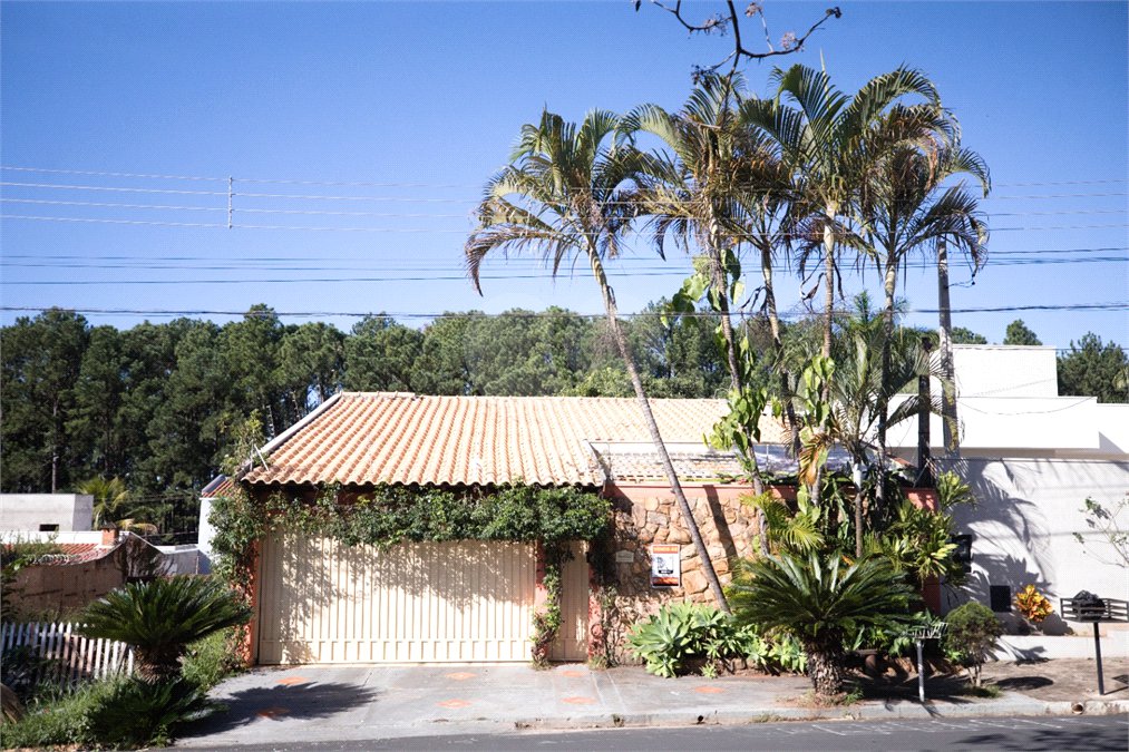Casa com 4 Dormitórios e área de lazer com piscina