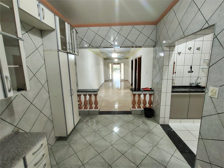 Casa ampla com 3 Quartos e 1 Suíte