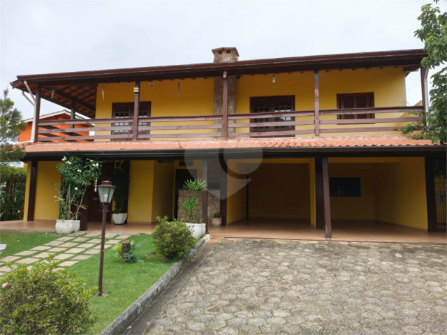 Casa à venda com 4 quartos, sendo 2 suítes,  em Country Residencial Felix, Bom Jesus dos Perdões, SP