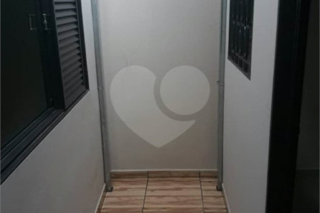 Casa térrea com 2 dormitórios.