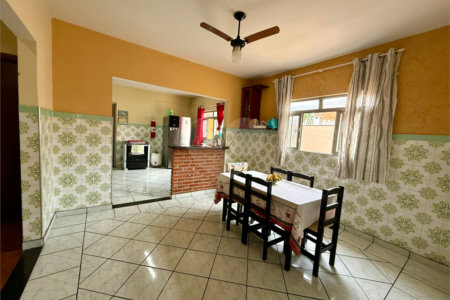 Casa térrea com piscina e 3 quartos.