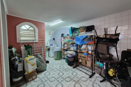 Sobrado à venda com 166 m², 3 dormitórios, 3 vagas cobertas, terraço com vista livre e 16 placas solares! Próximo à USP.