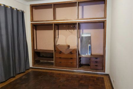Casa Térrea com 3 dormitórios.
