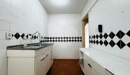 Vende-se Apartamento de 2 Quartos com Sacada na Vila Mascote