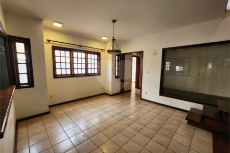 Casa Antiga, Charmosa e Muito Bem Localizada no Condomínio Faber Castell I á venda