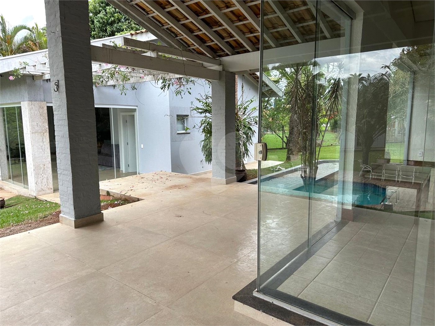 Chácara no Condomínio Vale das Laranjeiras em Indaiatuba SP - Venda - R$ 3,600.000,00 - Locaçao - R$ 30.000,00 mais encargos - Linda, espaçosa, aconchegante, acabamento de alto padrão em rua tranquila e arborizada, em um dos Condomínios mais valorizados de Indaiatuba. Com fácil acesso as principa