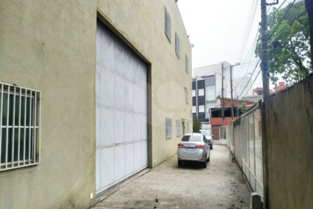 Galpão com 1155m² , 6 banheiros , sendo 2 vestiários , atualmente com 13 vagas , podendo chegar a 17 , à venda na Vila Principe de Gales em Santo André.