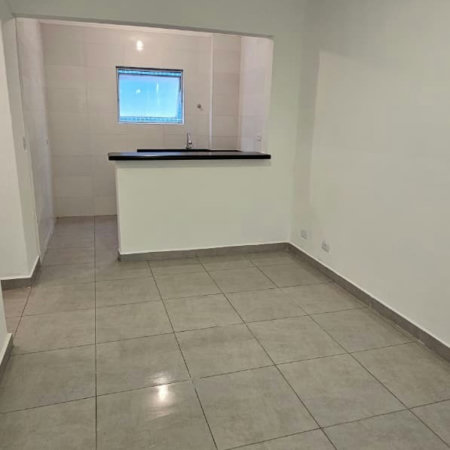 Apartamento de 01 Dormitório na Vila Caiçara — 200 m do Mar