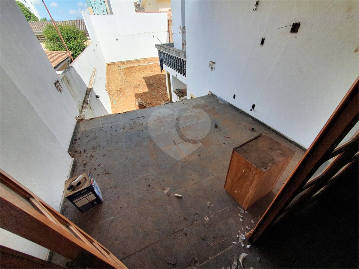 Casa térrea com 5 dormitórios, sendo 2 suítes.