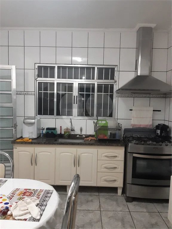 Casa com 250m², 4 dormitórios, 2 vagas.