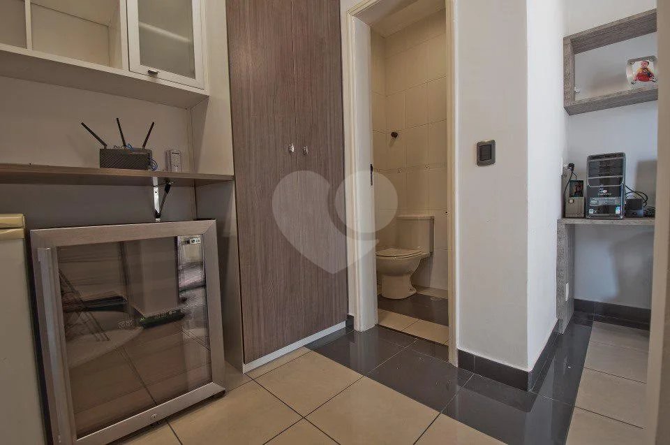 Linda cobertura Duplex om 3 dormitórios, sendo uma suíte com armários e ar condicionado e 2 vagas .