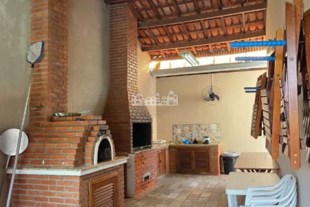 Casa à venda com 4 quartos, sendo 2 suítes, em Vila Petrópolis, Atibaia, SP