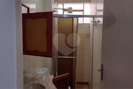 Apto com 2 dormitórios, dois banheiros , e uma garagem.