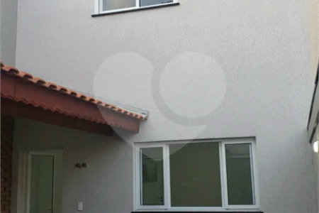 Sobrado novo com 3 suítes, 4 vagas, espaço gourmet com churrasqueira, jardim de inverno e acabamento premium. Conforto, modernidade e sofisticação.