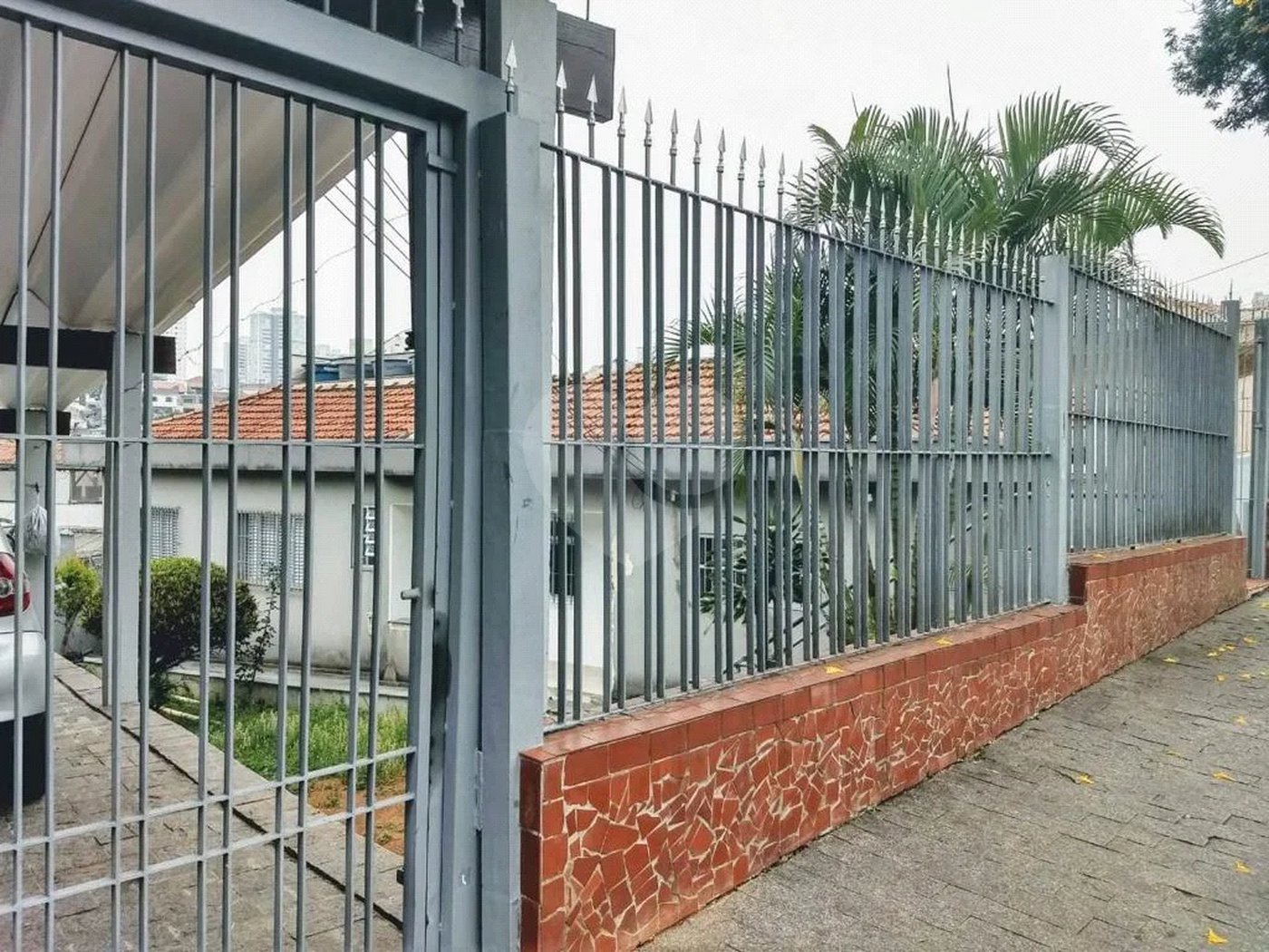 CASA TÉRREA À VENDA NA MOOCA - COM PORTEIRA FECHADA.