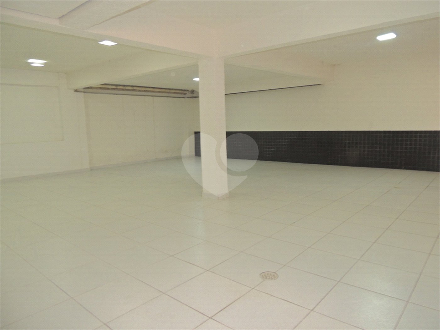 Casa à venda com 4 suítes no condomínio Ville de France, São Paulo - SP