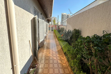 Casa à Venda no Bosque da Saúde com 271m², 3 Dormitórios, 1 Suíte e 4 Vagas