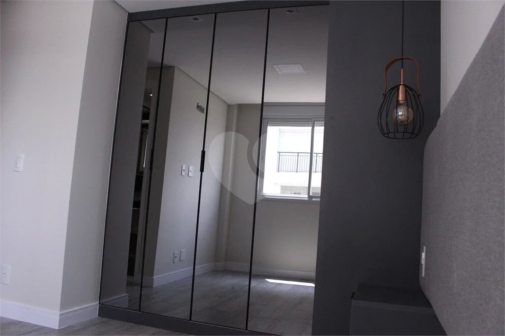 Apartamento 2 dormitórios, 1 suíte, 2 banheiros e 1 vaga de garagem.