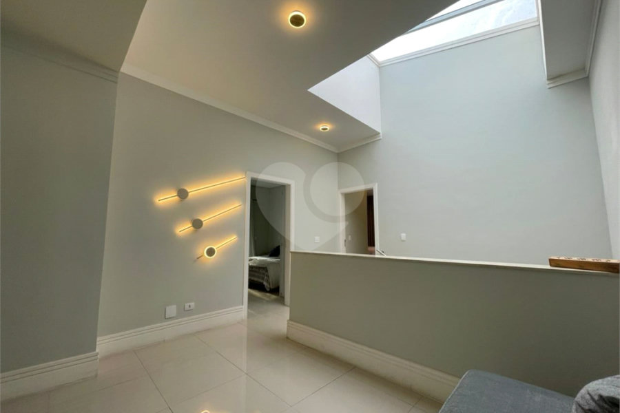 Casa com 4 quartos em condomínio fechado com piscina