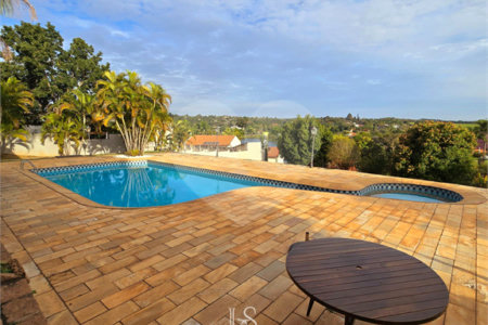 Indaiatuba- Vale das Laranjeiras - Vista dos fundos para o lago - Casa assobradada - 3 pisos, 4 quartos, 2 suítes, uma com hidro ,escritório, sala 3 ambientes, lareira, lavabo,cozinha ampla, despensa, lavanderia, churrasqueira, forno pizza, 6 wcs, piscina, jardim despensa, garagem, segurança