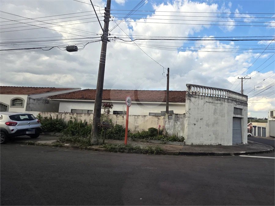 Casa térrea, 2 dormitórios com salão comercial Jd. Nova São Carlos