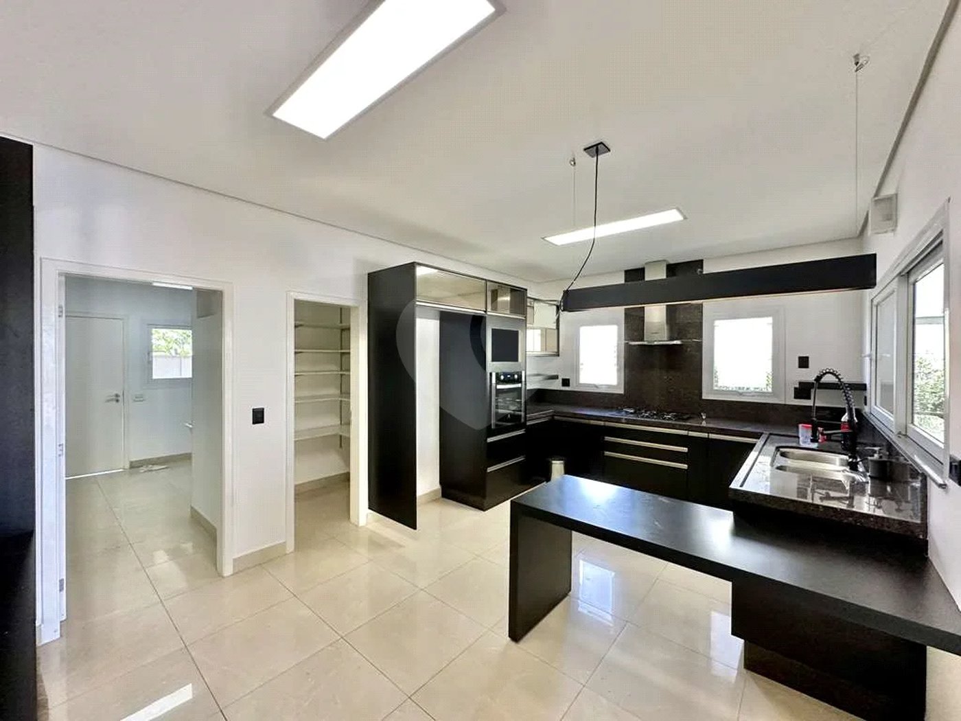 Casa em condomínio Impecável, 4 dorms / 2 suítes, varanda gourmet, piscina, 3 lareiras