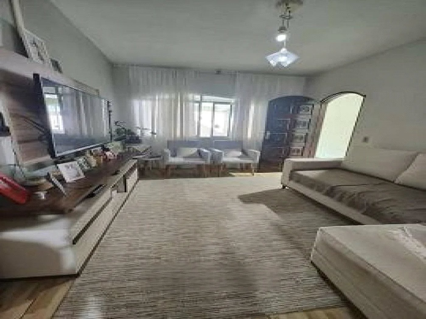 Sobrado com 3 quartos, 2 vagas de garagem e churrasqueira próximo a Chácara do Joquei