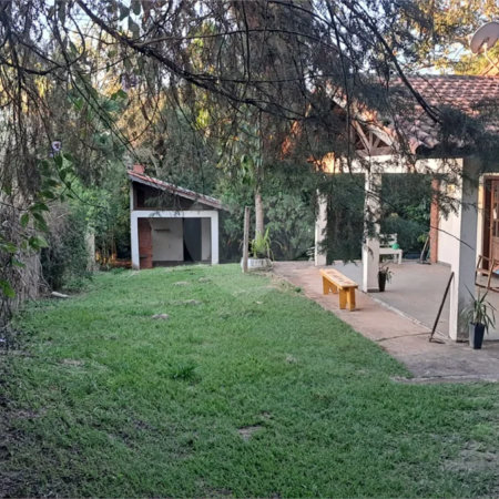 Chácara à Venda no Country Club em Valinhos | Terreno Amplo, 3 Casas e Muito Verde