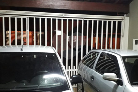 Casa térrea com 3 dormitórios, sendo 1 suíte.