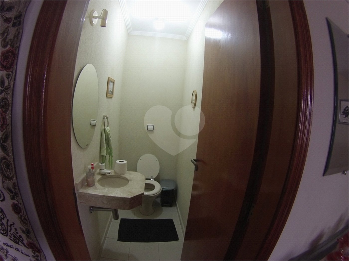 Sobrado com 4 quartos sendo 2 suítes.