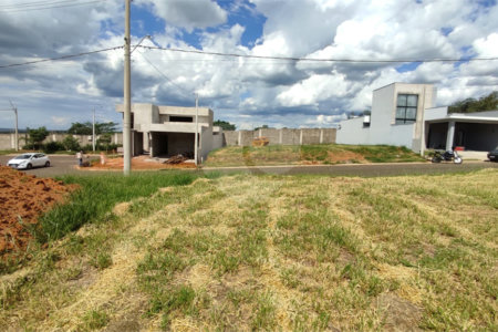 Lote à Venda em São Carlos, no Condomínio Villeneuve I
