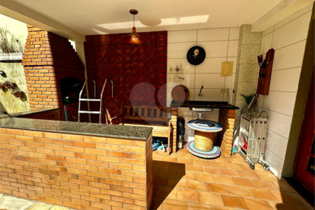 Casa com Piscina e Churrasqueira | 2 Suítes | Edícula | 3 Vagas | 275m²