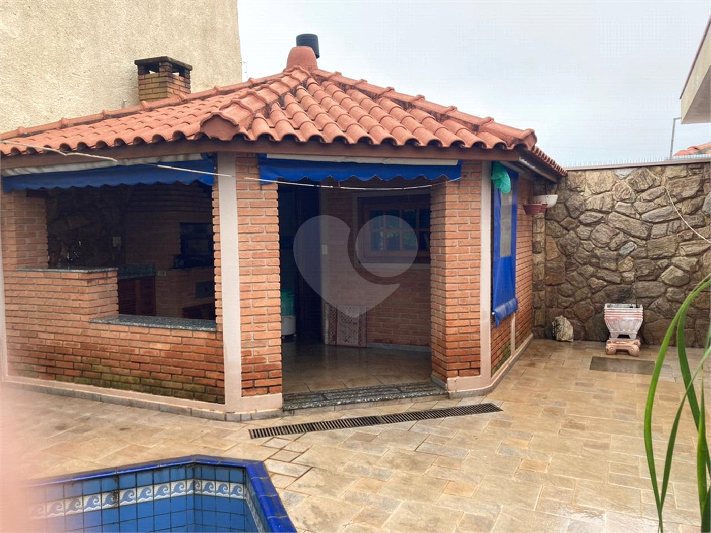 Casa Térrea com Acabamento em Tijolo Aparente e Quintal Amplo - Próximo ao Shopping Iguatemi