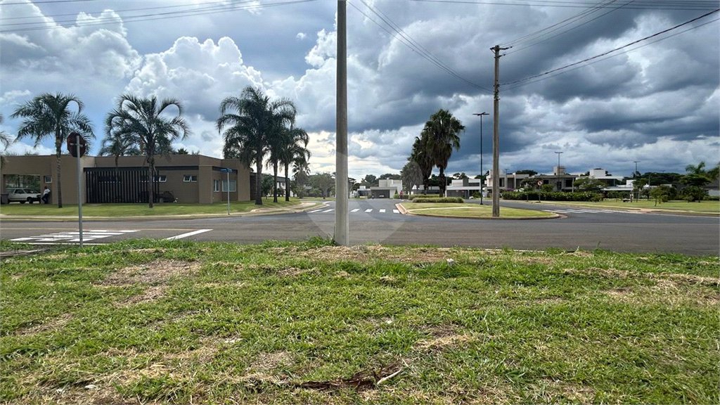 Terreno à Venda no Condomínio Eco Esportivo Damha IV