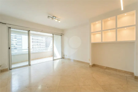 Apartamento à venda em Moema