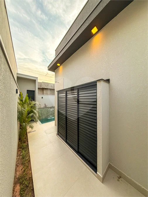 Indaiatuba - Condominio Sapezal - R$ 2.400.000,00 - Área Total 360,00 m² - Área Construída 213,32 m² - TÉRREA - 03 suítes sendo a master com closet; - Escritório; Lavabo; Cozinha com cooktop e planejados; Gourmet com churrasqueira; Ambientes preparados para ar condicionado; Piscina com cascata,
