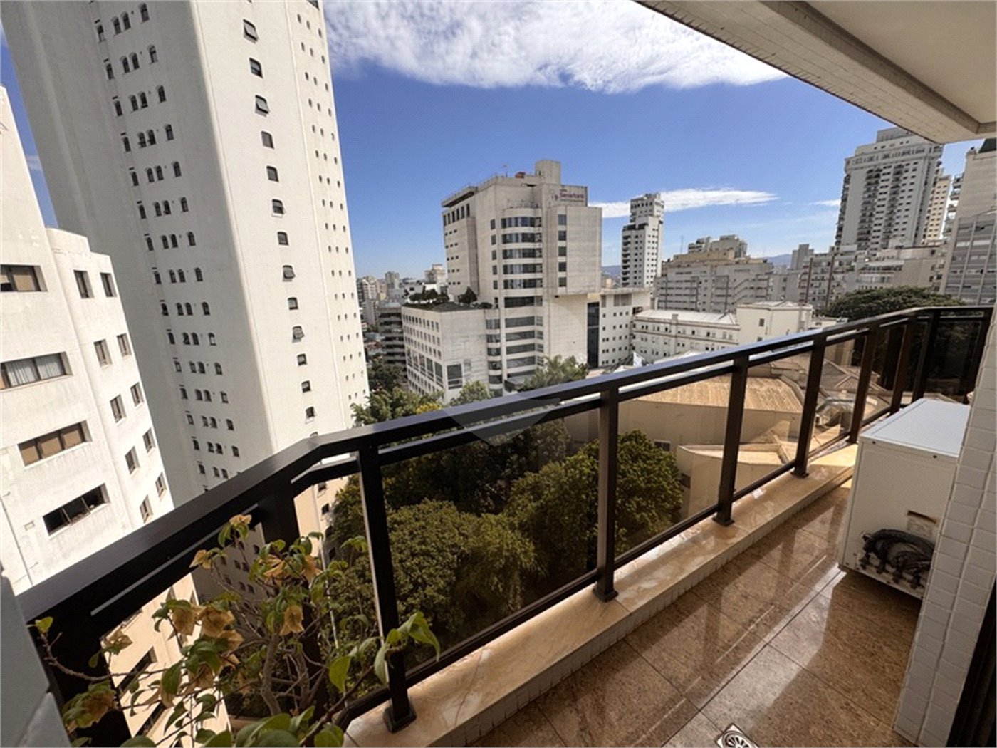 Higienópolis: Apartamento de 350 m2, 4 suítes, 5 vagas.
