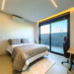 Indaiatuba - Quintas da Terracota - 1252 m² de terreno - casa térrea com 514 m² de área construída -3 vagas de garagem cobertas e 3 descobertas Lavabo - Sala de estar e jantar amplas e integradas - Escritório privativo - Cozinha toda equipada com geladeira, forno, micro-ondas, lava-louças,
