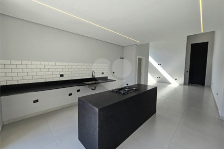 Maravilhosa Casa térrea em condomínio fechado no Portal Lamis, com 3 suítes, piscina privativa e persianas elétricas em excelente condomínio com salão de festas, piscina, quadras de tênis, beach tênis e campo de futebol. Vista cinematográfica da Pedra Grande.