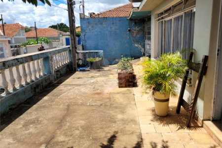 Casa Térrea com 3 dormitórios.