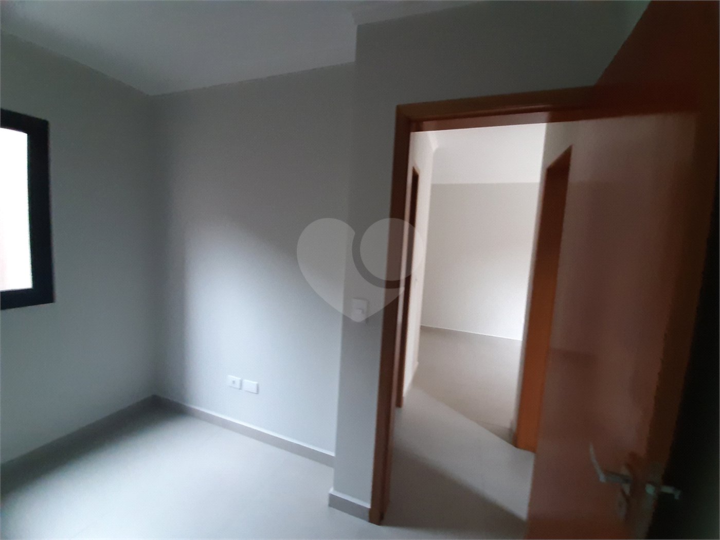Apartamento com 37m2, 2 quartos, banheiro, sala, cozinha, quintal e 1 vaga de GARAGEM
